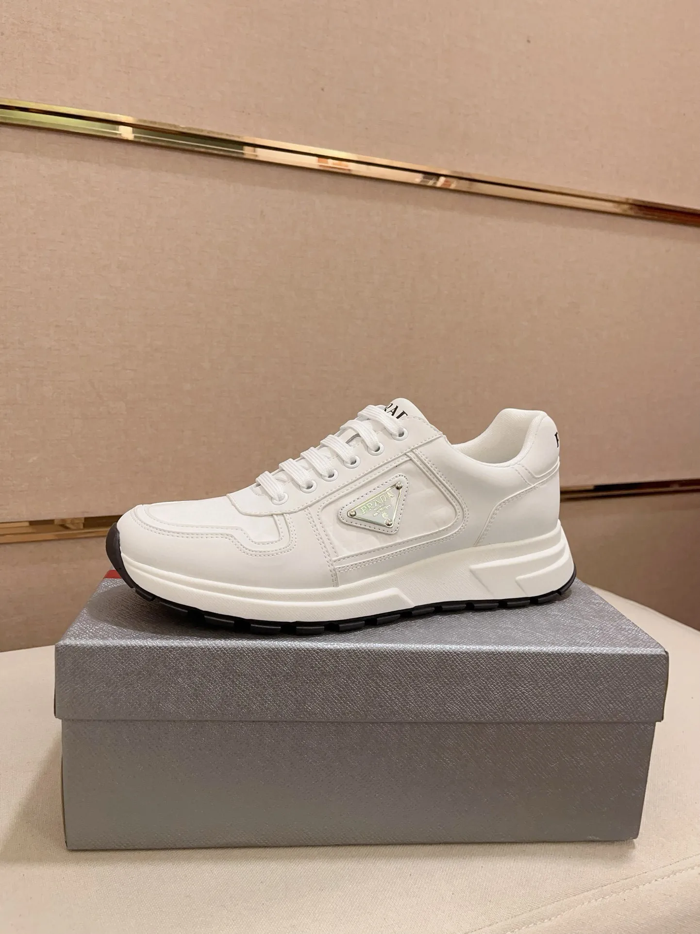 Men's shoes 💰 580 💰 (high version) new Prada (Prada) high-top counters are launched simultaneously, new men's shoes, 😘fabrics are selected from waterproof technical cloth. First layer cowhide lining. 👍🏿Original molded anti-slip rubber outsole, with exquisite lines, simple and elegant, comfortable and high-end for leisure travel. Number of yards: 38 to 44. (Can be customized for 45.46.)